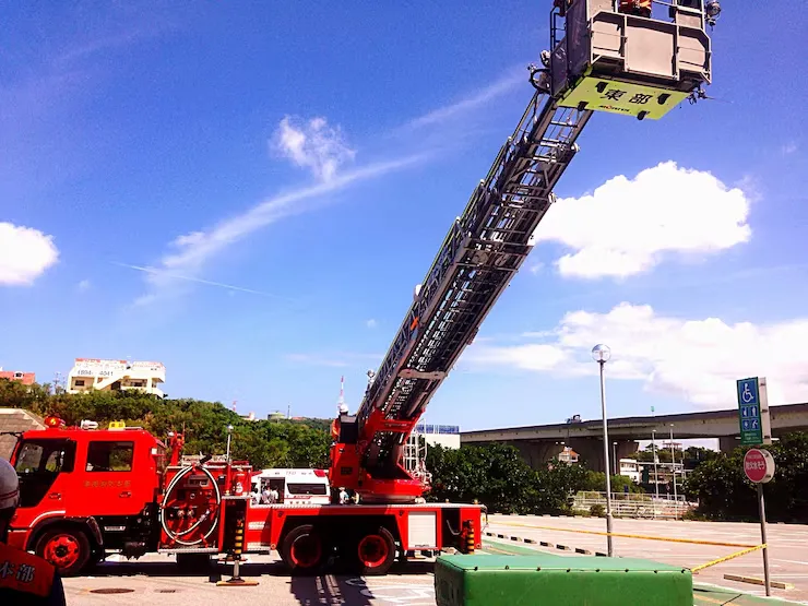 imgi_9_vista-angulo-grua-contra-cielo-nublado_1048944-18445395